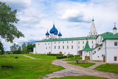Suzdal, Rusya - 17 Haziran 2015: Kremlin Natuvity Kilisesi avlusunda insanlar