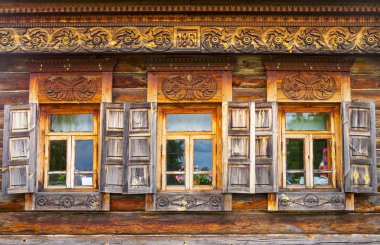 Rusya, Suzdal, köyün eski bir ahşap ev windows