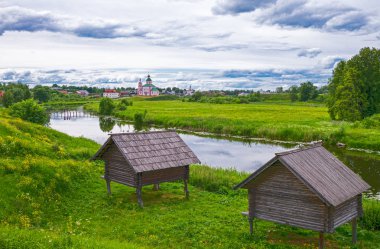 Rusya, Suzdal, vadinin yhe köyden gördüm bir kilise ile peyzaj