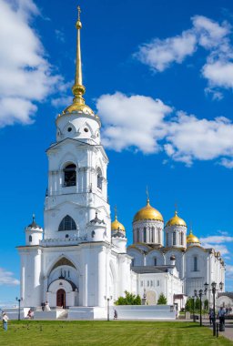 Vladimir, Rusya - 18 Haziran 2015: Ziyaretçi Dormition katedral önünde