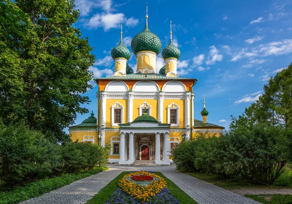 Rusia Uglitsch Camino Con Macizos Flores Que Conducen Catedral Trasfiguración — Foto de Stock