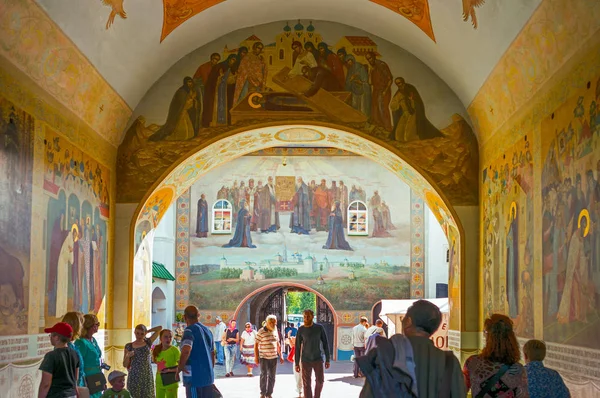 Sergiyev Posad Rússia Julho 2015 Visitantes Entre Antigos Afrescos Mosteiro — Fotografia de Stock