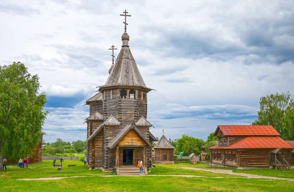 村の古い木造建築の間スーズダリ ロシア連邦 2015 — ストック写真
