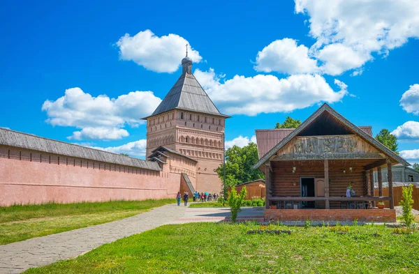 Suzdal Oroszország 2015 Június Emberek Előtt Hogy Falak Eufemius Kolostor — Stock Fotó