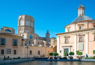 Valencia, İspanya - Octuber 14, 2016: Octagon fener kulesi Katedrali ve kare De La Almonia De La Virgen Bazilikası