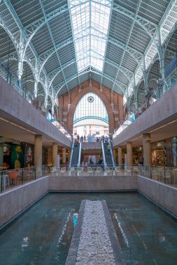 Valencia, İspanya - Octuber 14, 2016: Kişi De kolon eski pazar kapalı