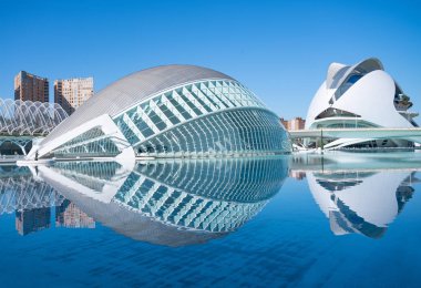 Valencia, İspanya - Octuber 15, 2016: Şehir Sanat ve Bilimler Calatrava mimar tarafından. Emisphere, dijital sinema projeksiyonlar ile büyük bir içbükey perde için yükleme