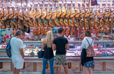 Valencia, İspanya - Octuber 15, 2016: Yerel insanlar ve ziyaretçiler arasındaki merkezi piyasada geleneksel gıda tezgahları