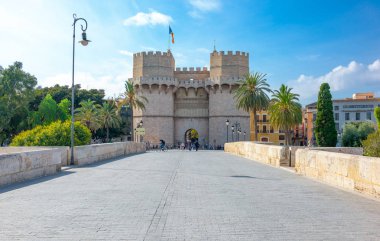 Valencia, İspanya - Octuber 15, 2016: Yerel insanlar ve ziyaretçiler De Serranos tower, bir antik şehir surları ve giriş oteller