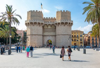 Valencia, İspanya - Octuber 15, 2016: Yerel insanlar ve ziyaretçiler De Serranos tower, bir antik şehir surları ve giriş oteller