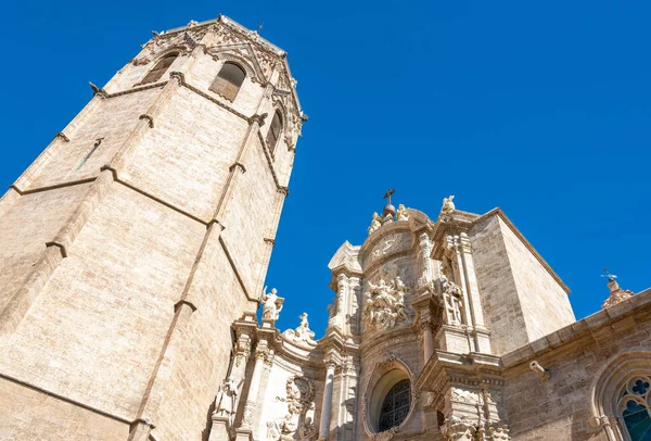 バレンシア スペイン 上向き ミゲレーテ塔と大聖堂の正面観 — ストック写真