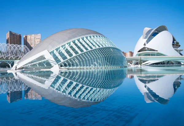 バレンシア スペイン Octuber 2016 芸術の都市と建築家カラトラヴァによる科学 Emisphere デジタル シネマ投影と巨大な凹面の画面のインストール — ストック写真