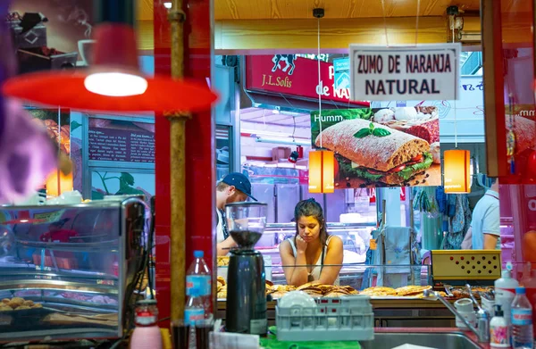 Valencia Spagna Ottobre 2016 Una Signora Venditrice Una Bancarella Cibo — Foto Stock