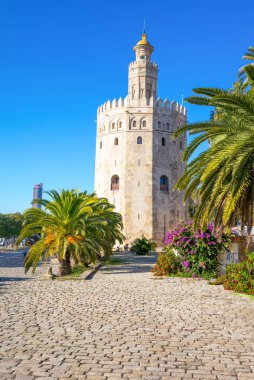İspanya, Andalusia, Sevilla, Belvedere alanında Torre del Oro (Altın Kule) görünümünü