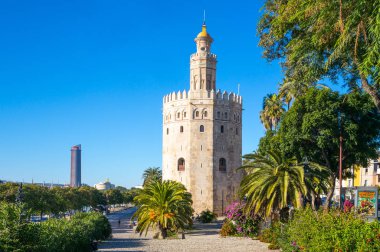 Sevilla, İspanya - 8 Aralık 2014: Belvedere alan Torre del Oro (Altın Kule ile)