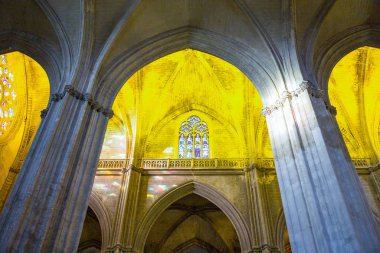 Sevilla, İspanya - 8 Aralık 2014: Katedral navehe sütunlarda