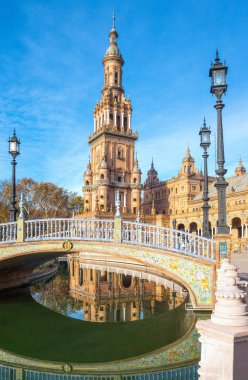 İspanya, Andalusia, Sevilla, Plaza de Espana mimarileri foreshortenings