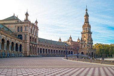 İspanya, Andalusia, Sevilla, Plaza de Espana mimarileri foreshortenings