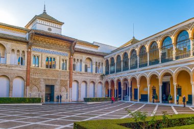 Sevilla, İspanya - 10 Aralık 2014: Ziyaretçi Reales Alcazares avluda