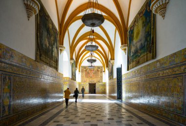 Sevilla, İspanya - 10 Aralık 2014: Ziyaret Reales Alcazares giriş holü