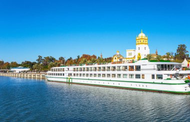 İspanya, Andalusia, Sevilla, bir turist tekne Guadalquivir Nehri üzerinde