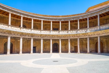 Granada, İspanya - 26 Ağustos 2014: V. Sarayı dairesel avlusu