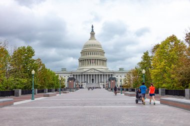 Washington, Amerika Birleşik Devletleri - 11 Ekim 2017: ABD Kongresi bize Capitol binası kaleye yürüyüş insanlar
