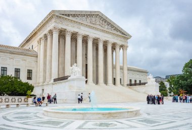 Washington, Amerika Birleşik Devletleri - 11 Ekim 2017: İnsanların klasik tarzı mimarisi Yargıtay binasının önünde