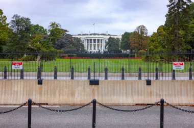 Washington, Amerika Birleşik Devletleri - 13 Ekim 2017: Güvenlik teçhizatları ve teyakkuz Beyaz Saray'nın korunmasında