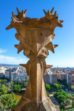 Barcelona, İspanya - 25 Eylül 2012: La Sagrada Familia Katedrali kuleleri şehir görünüm