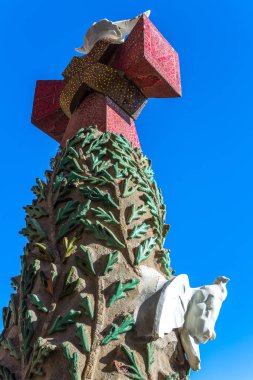 Barcelona, İspanya - 25 Eylül 2012: Sculpures ve La Sagrada Familia Katedrali ve kulenin süslemeleri
