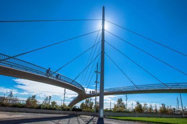 Barcelona, İspanya - 30 Eylül, 20012: CCIB (Convention Center köprü insanlar)