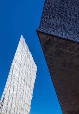 Barcelona, İspanya - 30 Eylül, 20012: Yukarı doğru modern mimarileri Telefonica kulenin görünümünü
