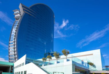 Barcelona, İspanya - 30 Eylül, 20012: Deniz üzerinde otel W modern mimarileri