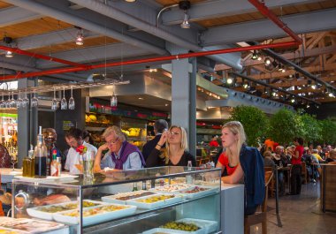 Barcelona, İspanya - 28 Eylül, 20012: Santa Caterina restorandaki Pazar 