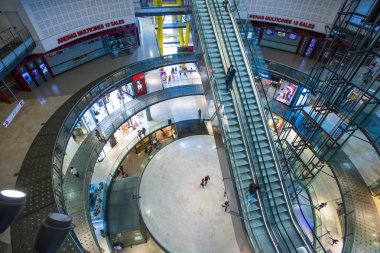 Barcelona, İspanya - 25 Eylül, 20012: Arenas, bir antik plaza de toros (Arena) ana salonunda alışveriş merkezi haline dönüştürülür.