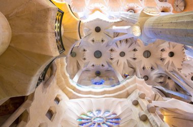 Barcelona, İspanya - 25 Eylül, 20012: La Sagrada Familia Katedrali iç mimarileri