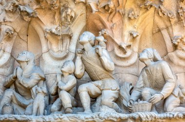 Barcelona, İspanya - 25 Eylül, 20012: La Sagrada Familia Katedrali ve cephe heykelleri