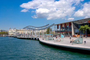 Barcelona, İspanya - 9 Ağustos 2007: Rambla del Mar ve eski liman