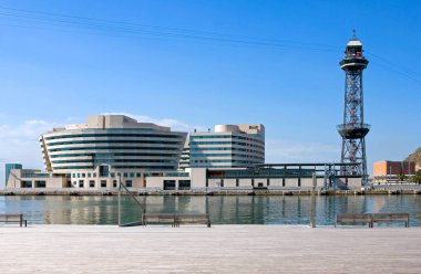 Barcelona, İspanya - 9 Ağustos 2007: Dünya Ticaret Merkezi eski liman