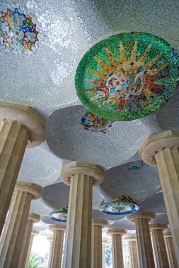 Barselona, İspanya - 28 Nisan 2006: Guell Pavillon Parkı sütunları ve dekorasyonları