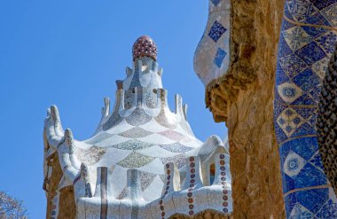 Barcelona, İspanya - 28 Nisan 2006: Guell Pavillon Parkının mimari ve dekorasyonları