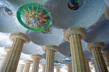Barselona, İspanya - 28 Nisan 2006: Guell Pavillon Parkı sütunları ve dekorasyonları