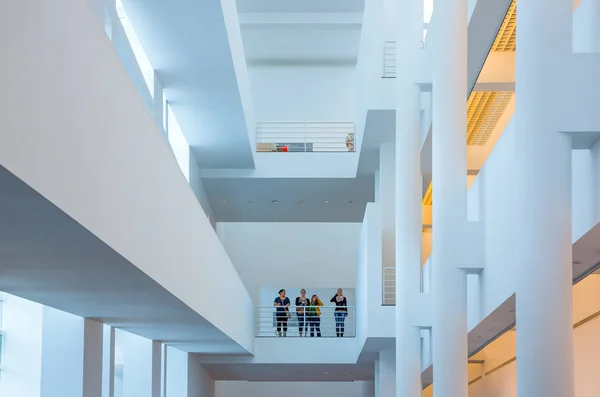 Barcelona Španělsko Září 20012 Lidé Mezi Moderní Architektury Muzeum Moderního — Stock fotografie