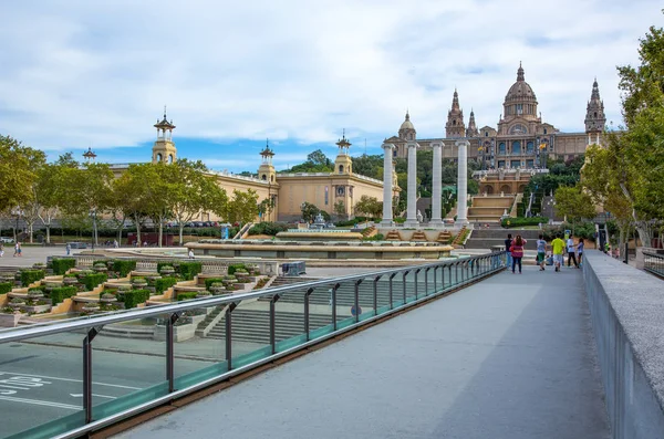 Barcelona Espanha Setembro 20012 Pessoas Ampla Avenida Que Leva Palácio — Fotografia de Stock