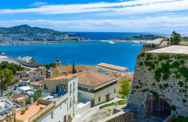 Balear Adaları, eski şehir (Dalt Vila) surları görülen Liman Panoraması Elvissa (Ibiza)