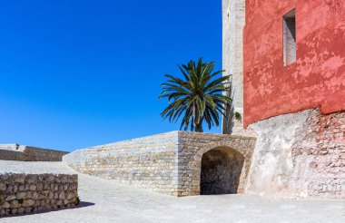 Balear Adaları, Elvissa (Ibiza) eski şehir (Dalt Vila) surları alan Katedrali arkasında