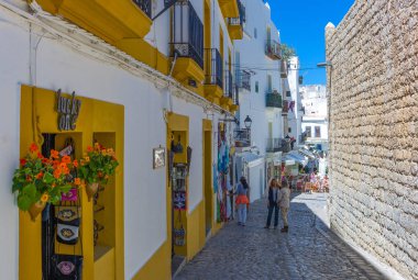 Ibiza, İspanya - 18,2013 olabilir: Eski şehir (Dalt Vila stores yakınındaki insanlar)