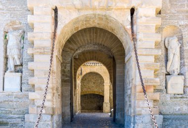 Ibiza, İspanya - 18,2013 olabilir: Eski şehir (Dalt Vila) Portal De Ses Taules fortres