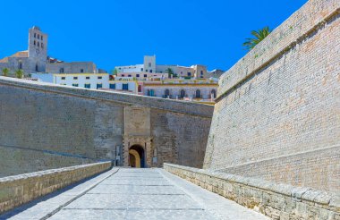 Ibiza, İspanya - 18,2013 olabilir: Eski şehir (Dalt Vila) De Ses Taules kale